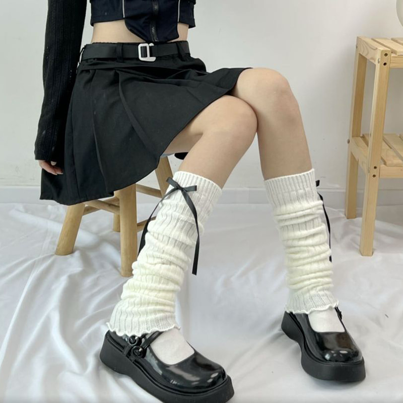 জাপানি কালো এবং সাদা গাদা মোজা